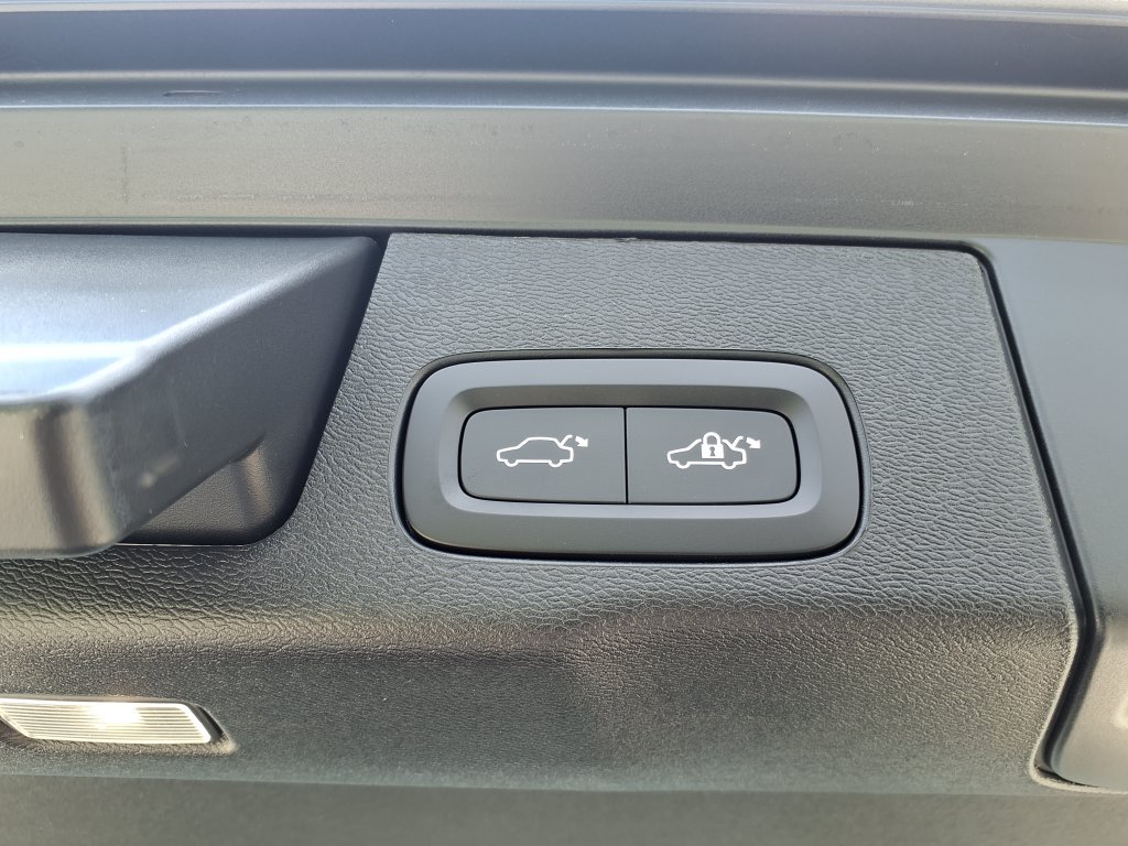 New 2026 Volvo XC60 B5 Plus w/ Protection Package Premier AWD/4WD image 11