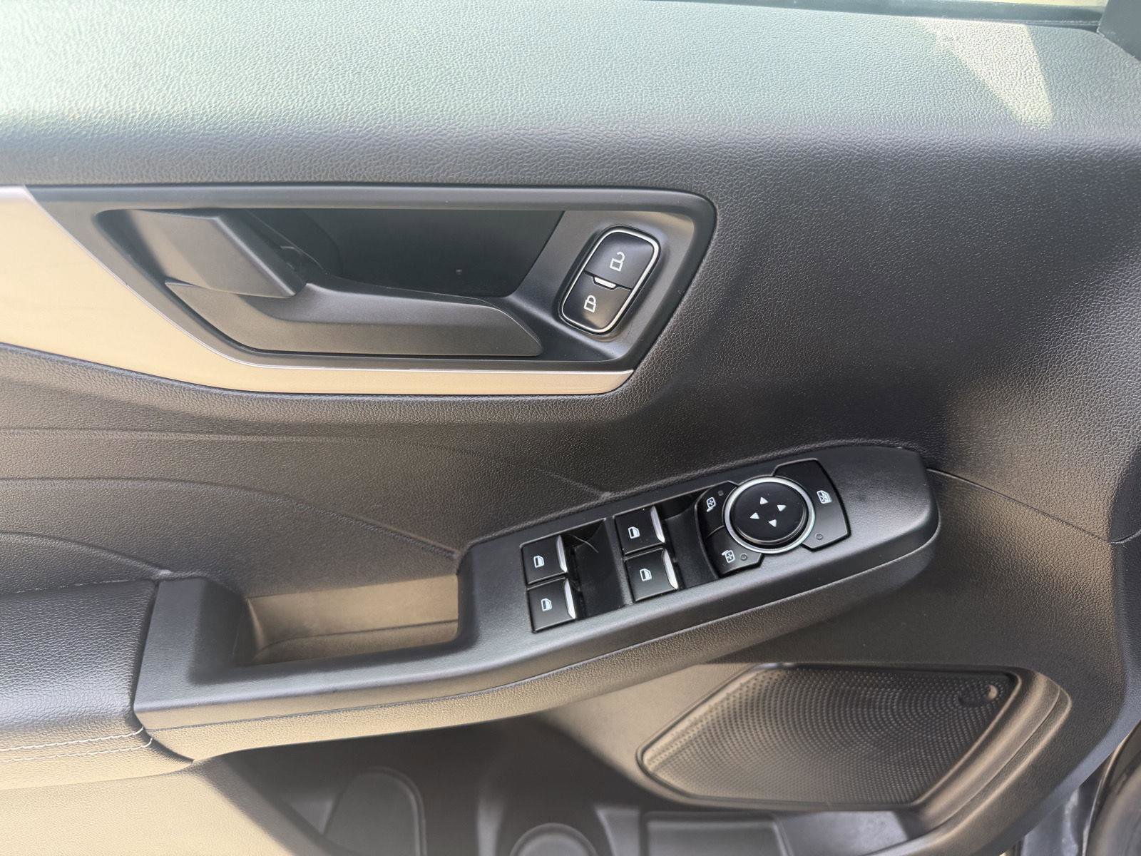 Used 2022 Ford Escape SE image 11