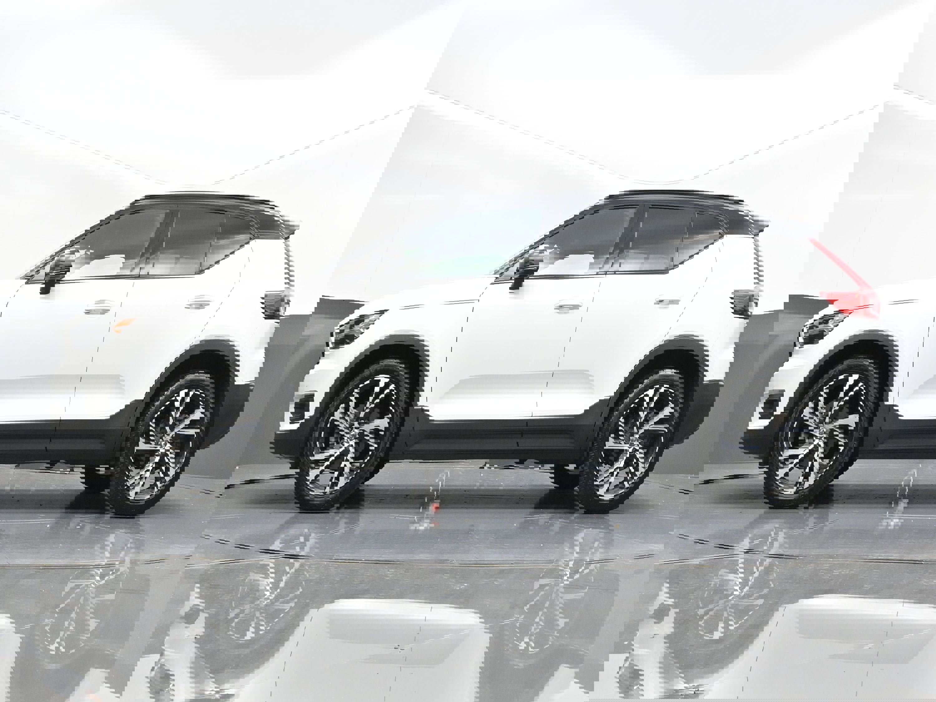 Used 2022 Volvo XC40 T5 R-Design image 36