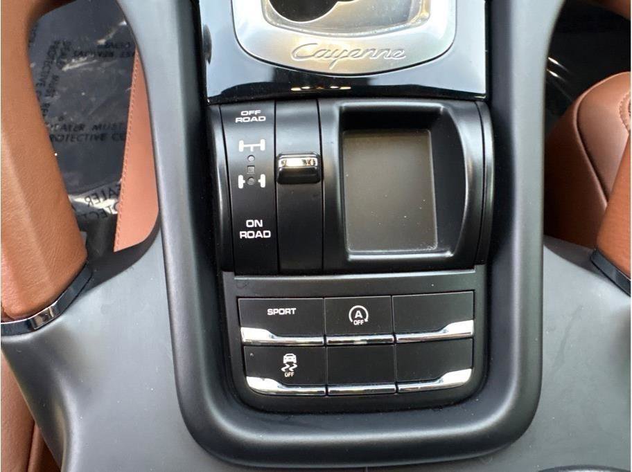 Used 2017 Porsche Cayenne Platinum Edition image 22