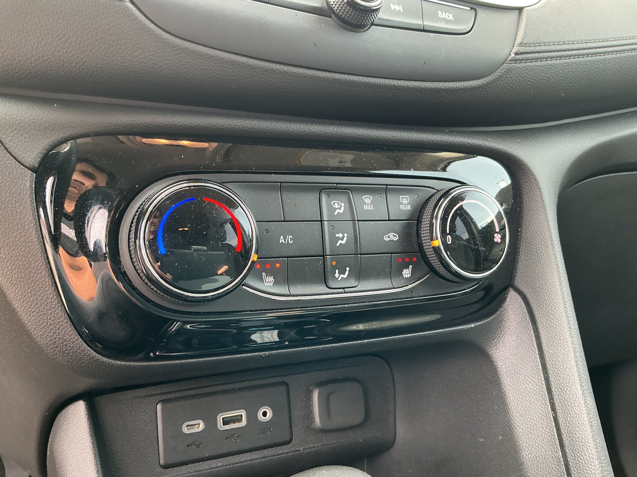 Certified 2022 Buick Encore GX Preferred w/ Cold Weather Comfort Package AWD/4WD image 9