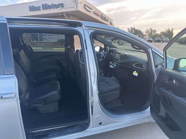 New 2026 Chrysler Pacifica Select image 13