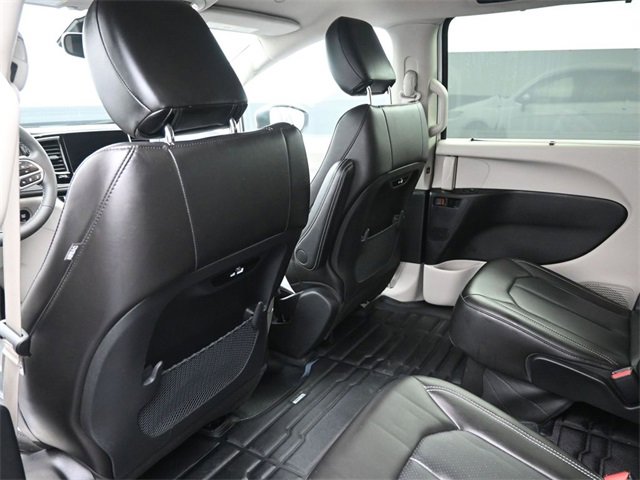 Used 2023 Chrysler Pacifica Touring-L image 23