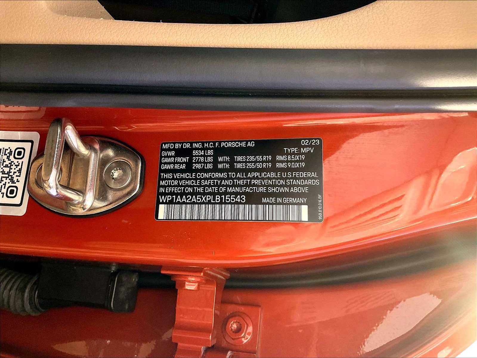 Certified 2023 Porsche Macan AWD/4WD image 36