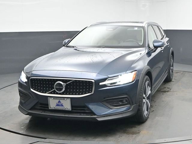 Used 2023 Volvo V60 B5 Cross Country Plus image 3