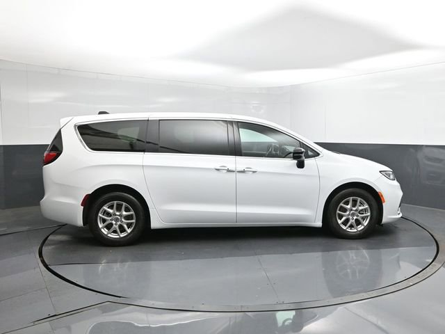 Used 2025 Chrysler Pacifica Select FWD image 11