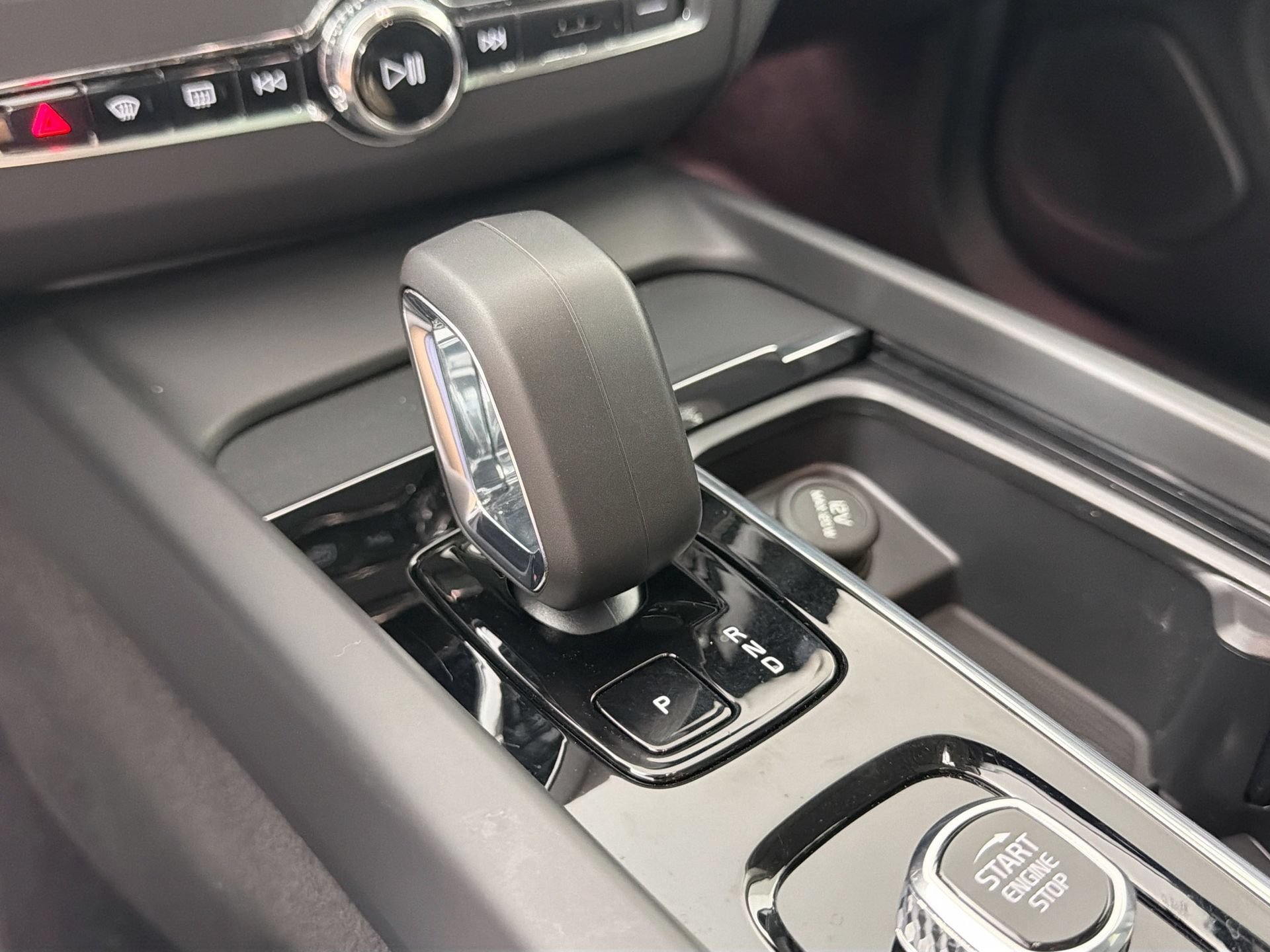 Certified 2025 Volvo XC60 B5 Core AWD/4WD image 17