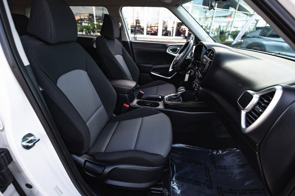 Used 2022 Kia Soul LX image 27