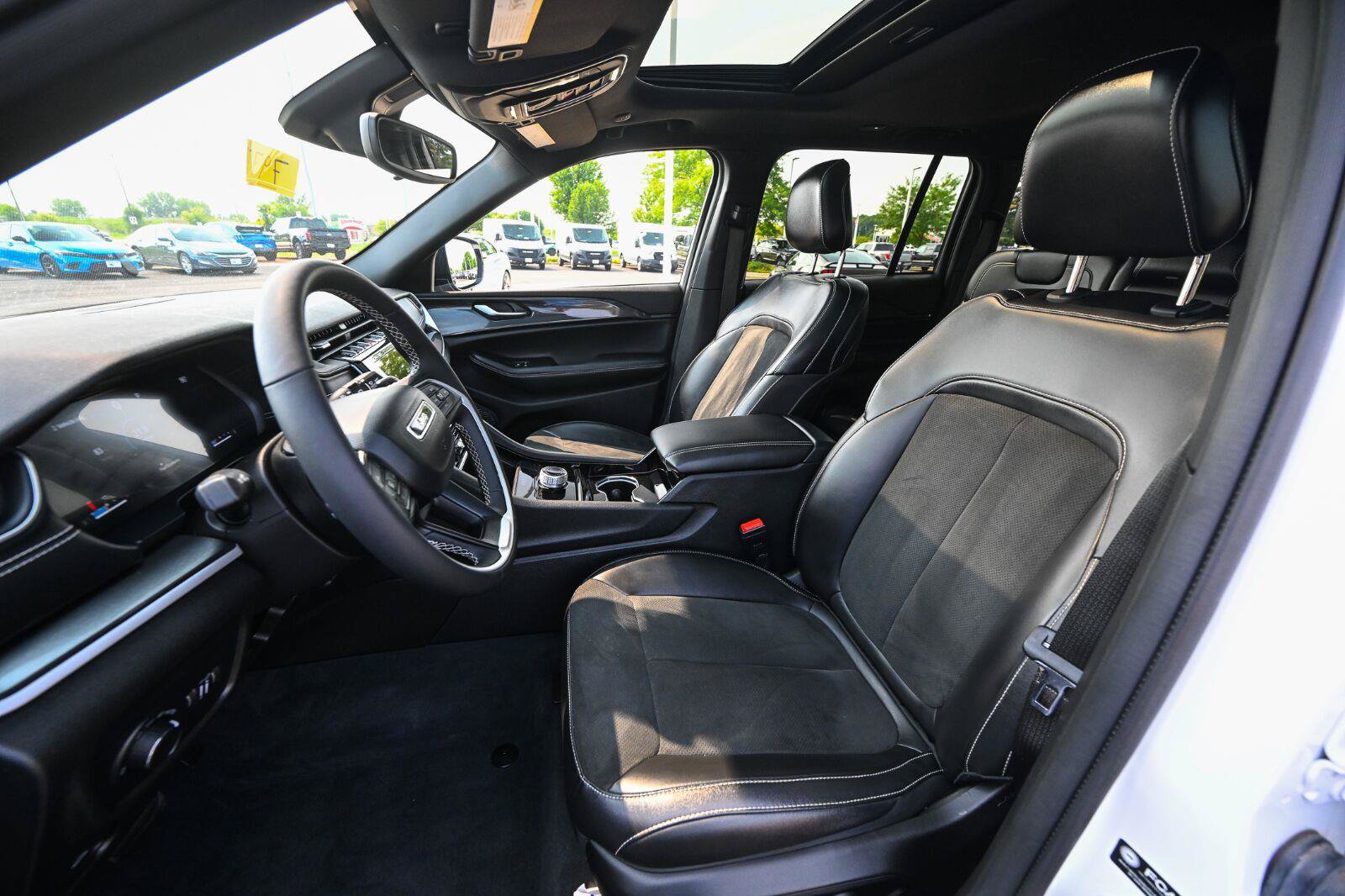 Used 2023 Jeep Grand Cherokee Altitude AWD/4WD image 19