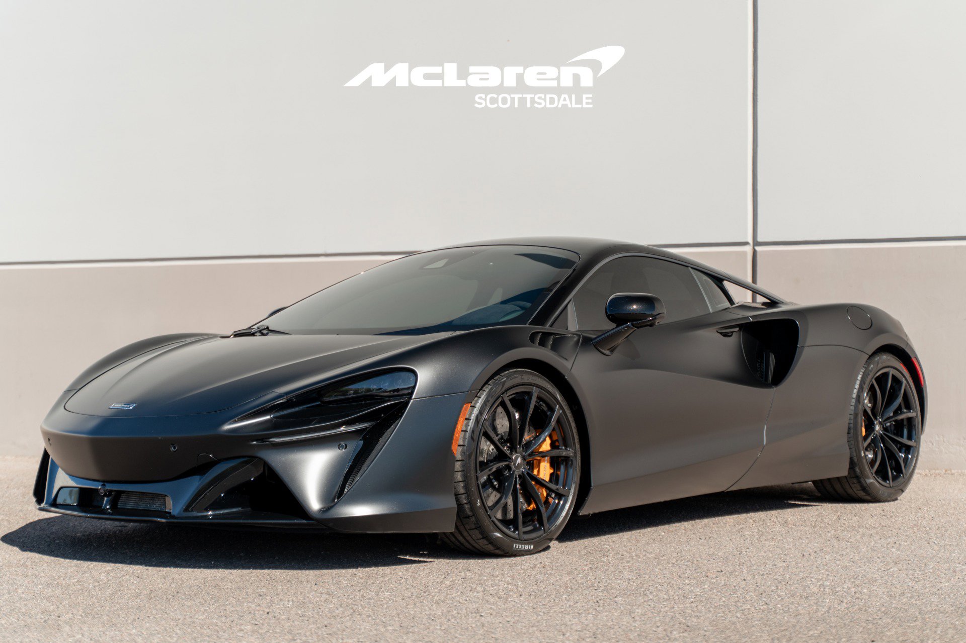 Used 2024 McLaren Artura image 3