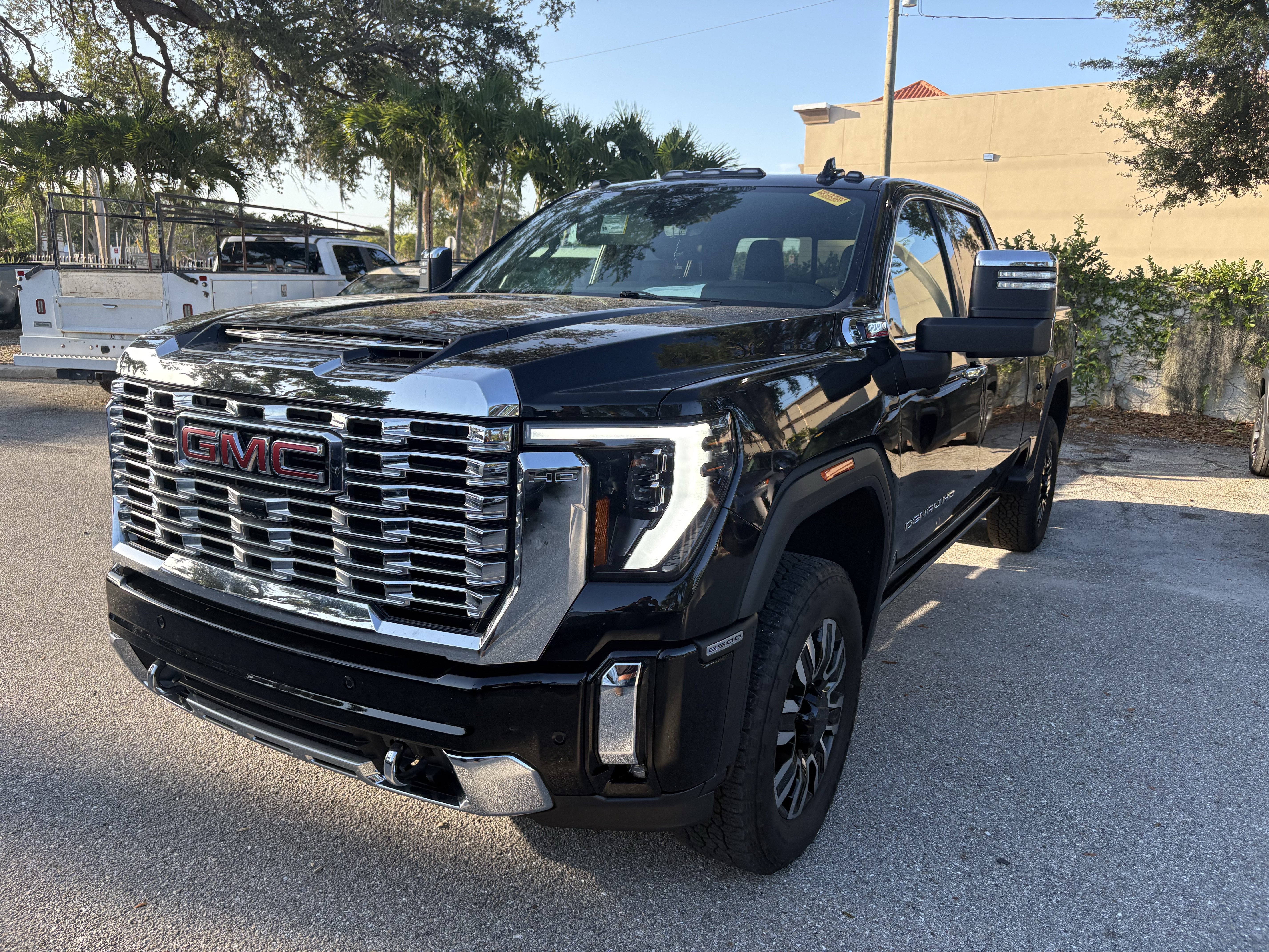 Used 2025 GMC Sierra 2500 Denali w/ Denali Reserve Package AWD/4WD image 3