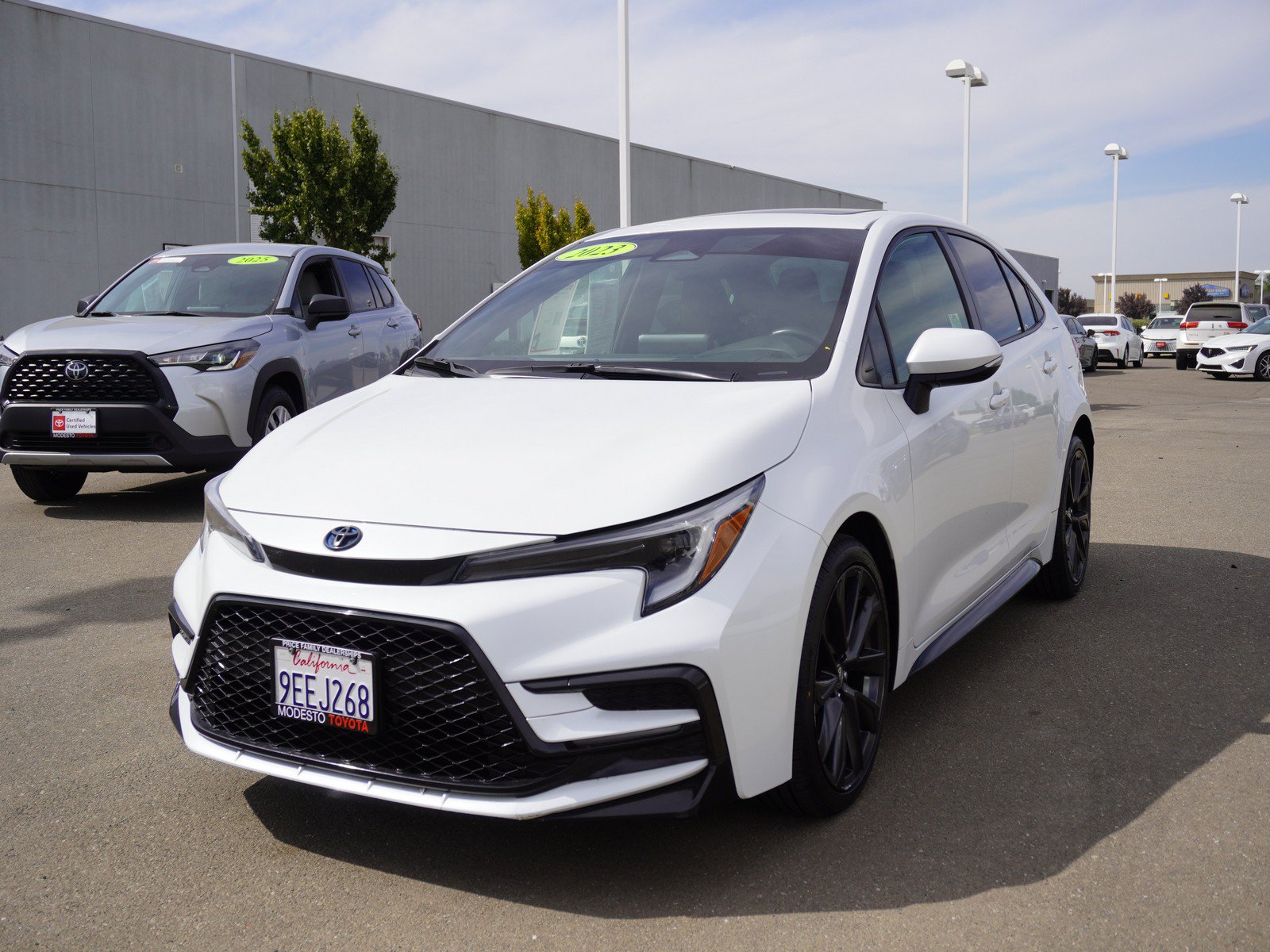Used 2023 Toyota Corolla SE w/ SE Package FWD image 7