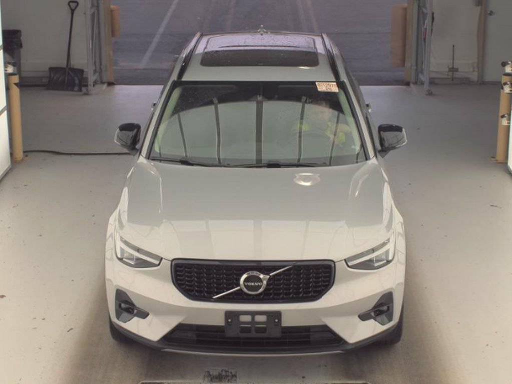 Used 2023 Volvo XC40 B5 Plus w/ Climate Package AWD/4WD image 2