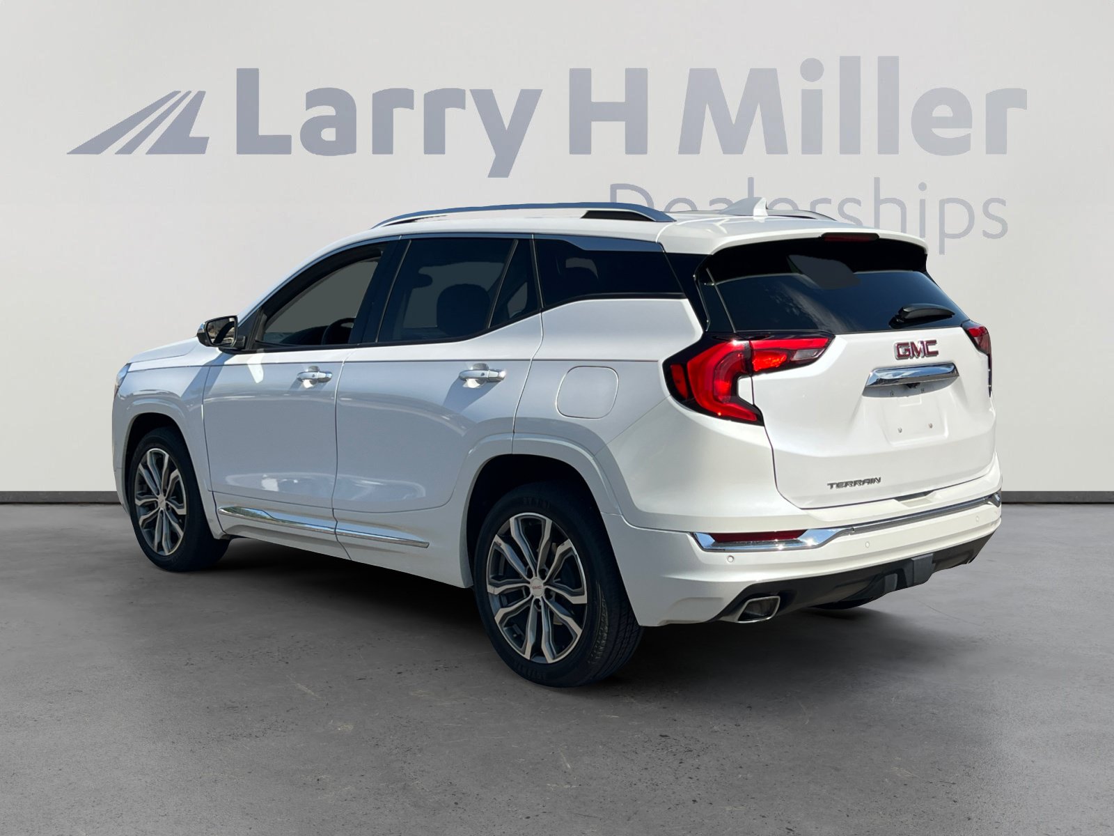 Used 2020 GMC Terrain Denali w/ Denali Premium Package FWD image 3