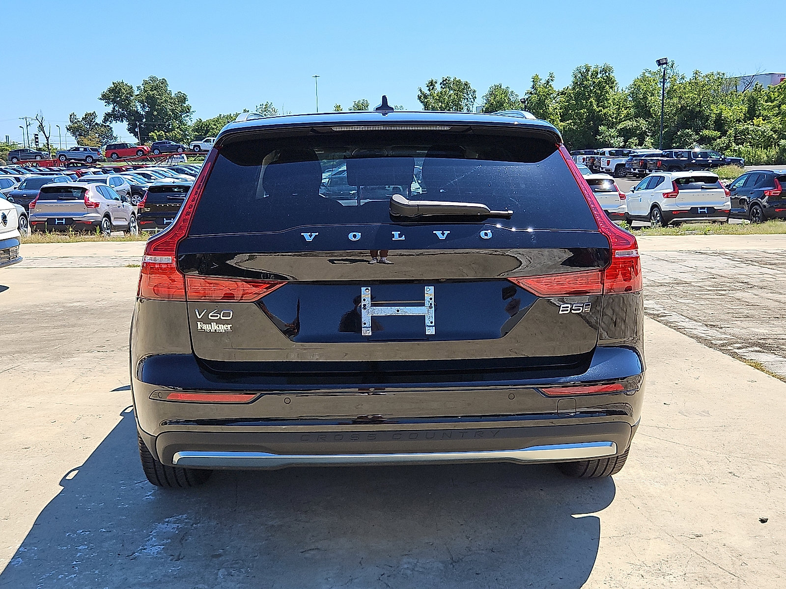 Certified 2024 Volvo V60 B5 Cross Country Plus image 5