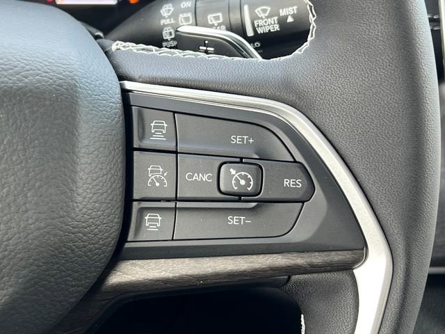 Used 2025 Jeep Grand Cherokee Limited w/ Black Appearance Package image 23