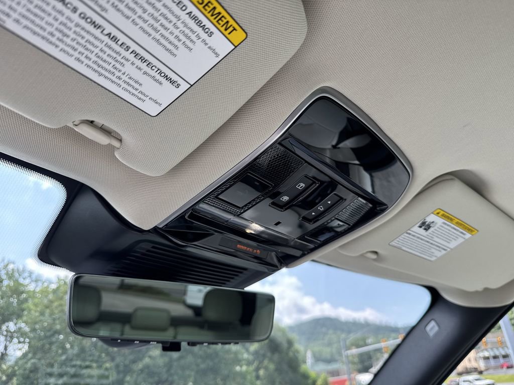 New 2025 Land Rover Range Rover SE image 28