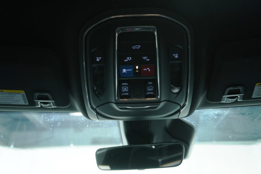 Used 2025 Jeep Grand Cherokee Altitude AWD/4WD image 21