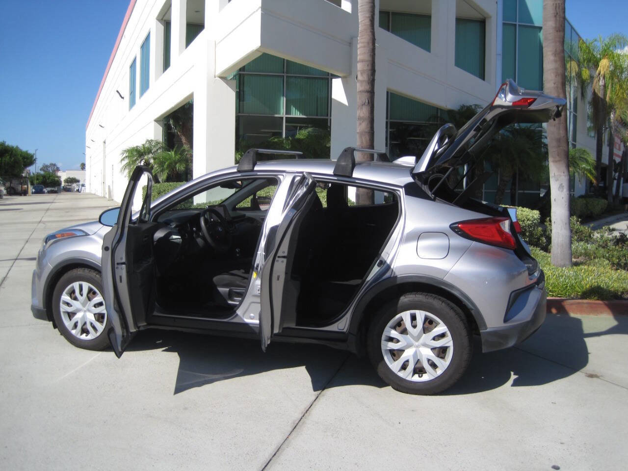 Used 2019 Toyota C-HR LE image 4