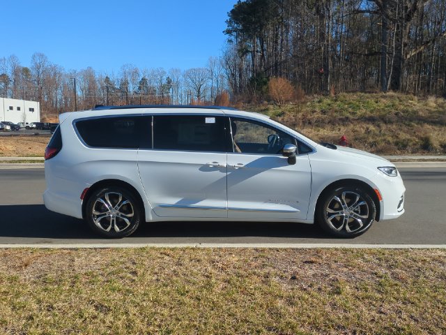 New 2026 Chrysler Pacifica Pinnacle w/ Trailer Tow Group FWD image 14