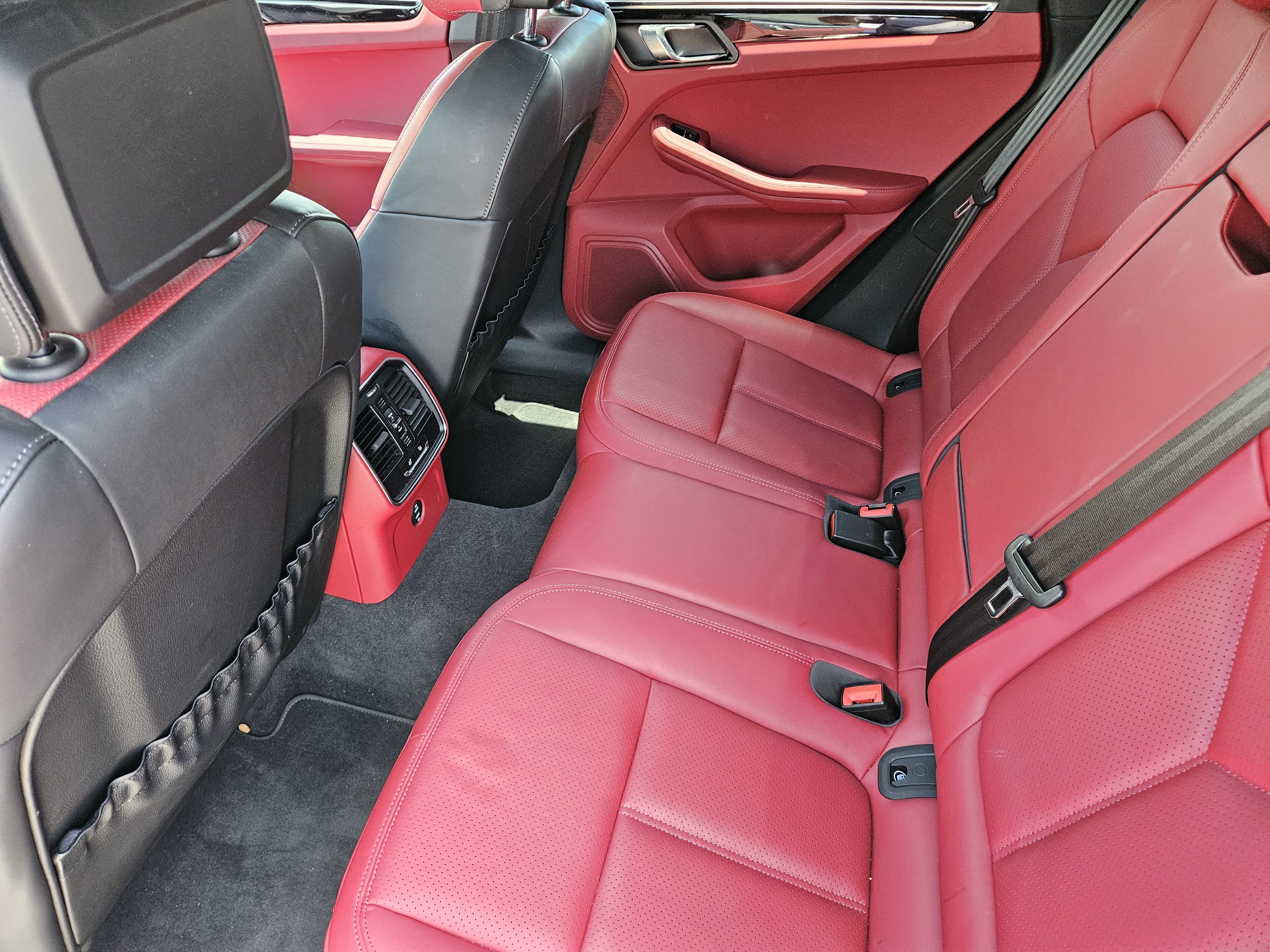 Certified 2023 Porsche Macan AWD/4WD image 28