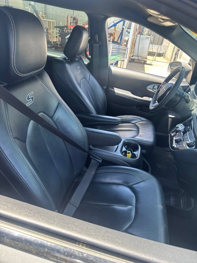 Used 2022 Chrysler Pacifica Touring-L w/ S Appearance Package FWD image 3