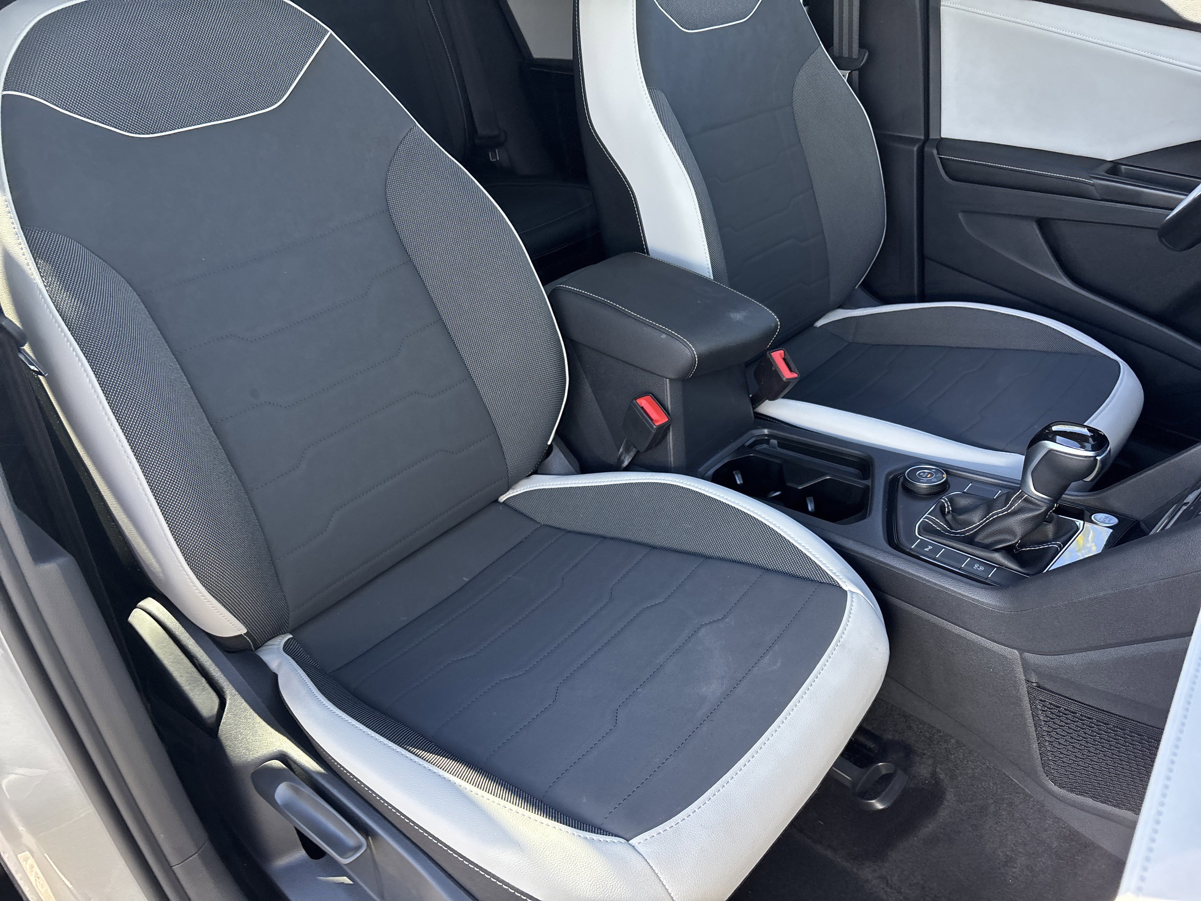 Used 2025 Volkswagen Taos SE image 9