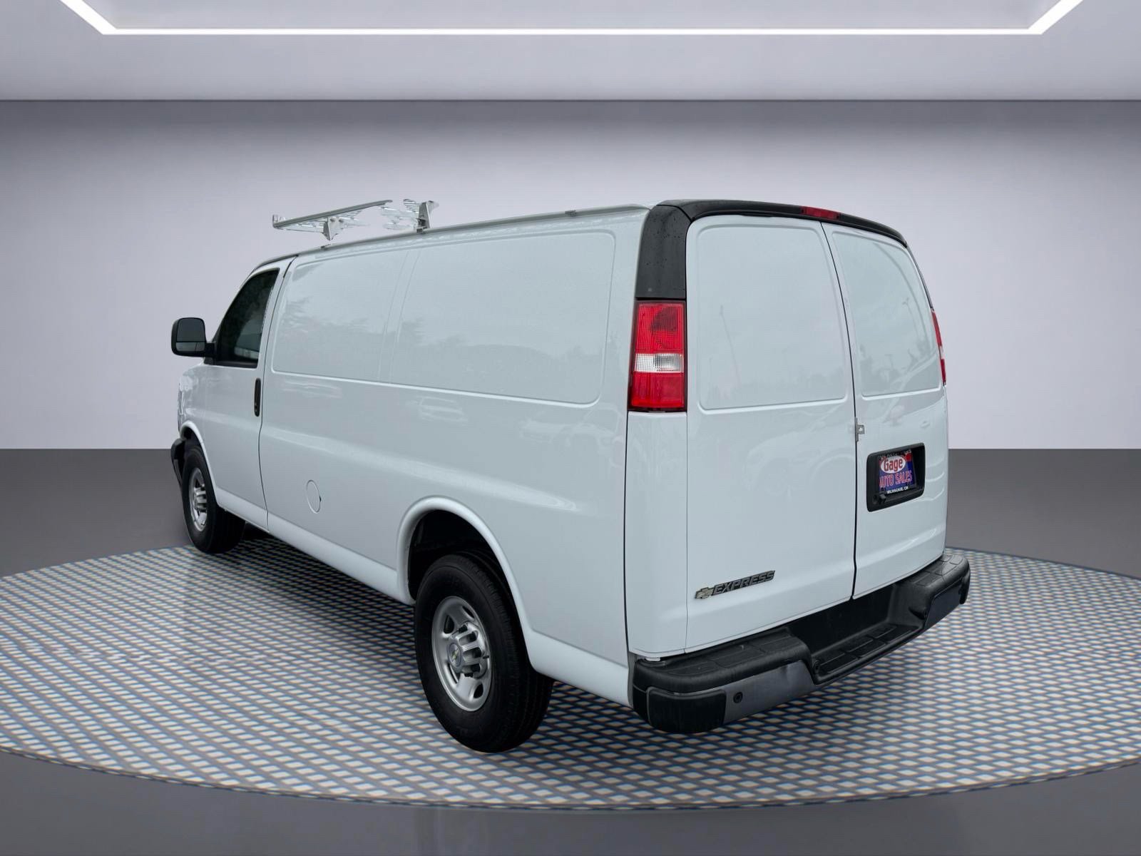 Used 2021 Chevrolet Express 3500 w/ Driver Convenience Package RWD image 4