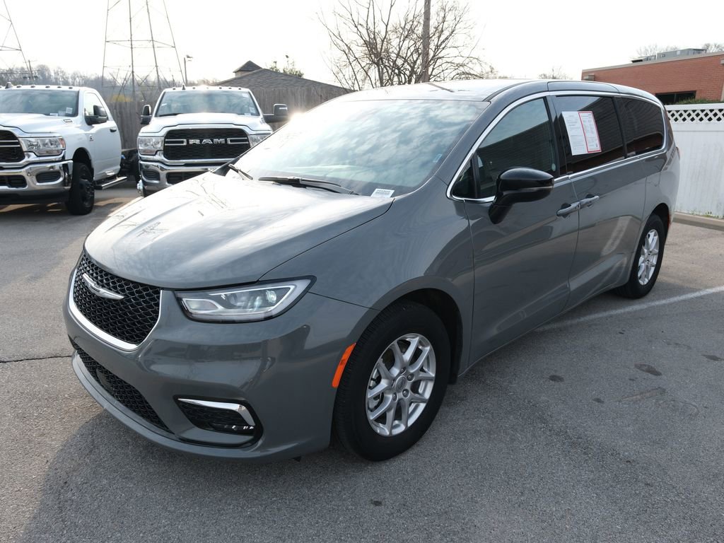 Used 2025 Chrysler Pacifica Select image 11