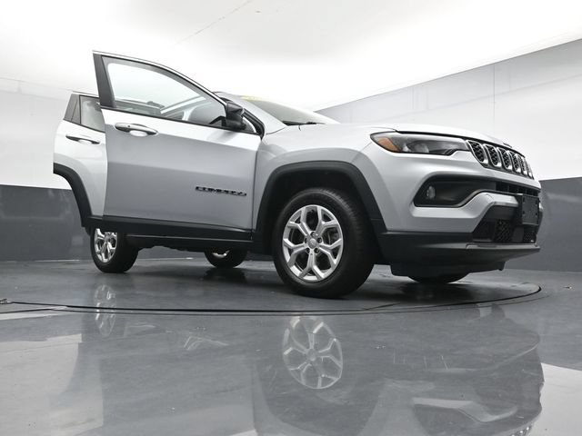 Used 2024 Jeep Compass Latitude AWD/4WD image 31