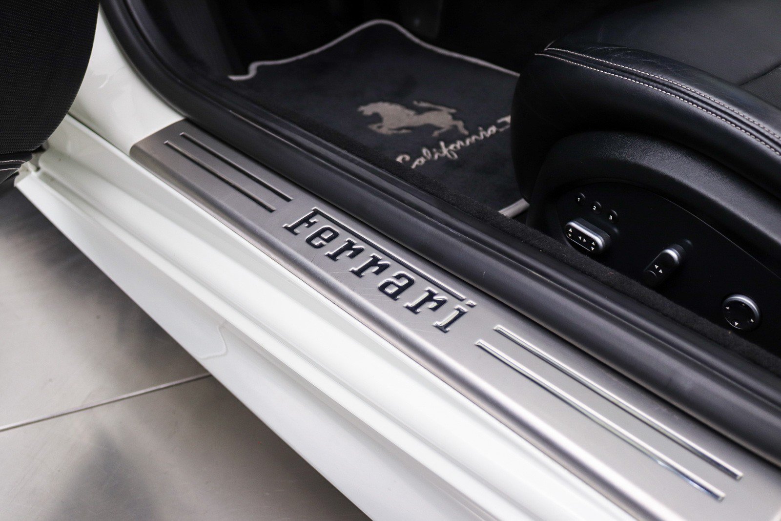 Used 2017 Ferrari California T RWD image 37
