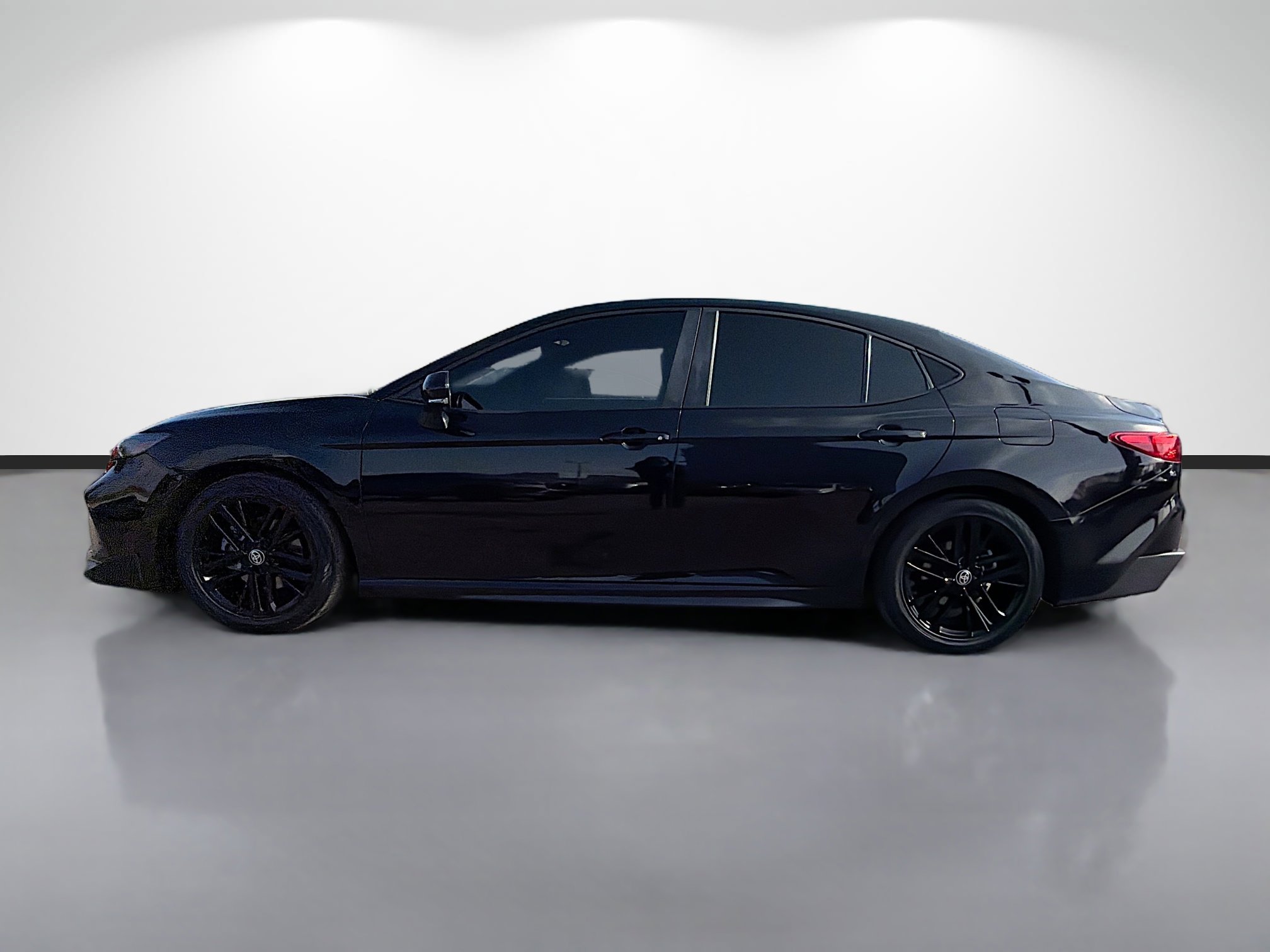 Used 2025 Toyota Camry SE w/ Multimedia Upgrade Package image 6