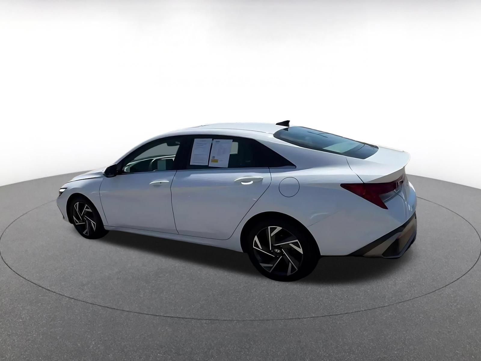 Used 2025 Hyundai Elantra SEL FWD image 9