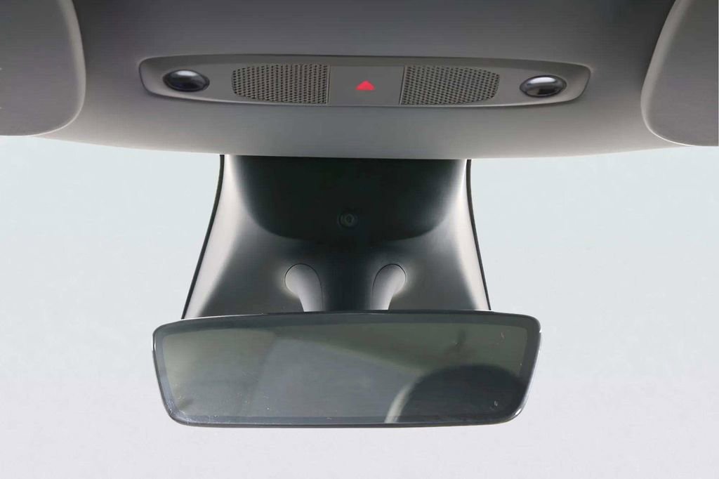 Used 2022 Tesla Model Y Long Range image 17