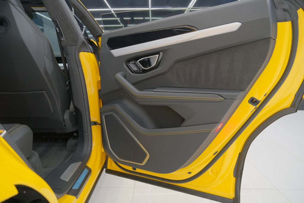 Used 2022 Lamborghini Urus image 47