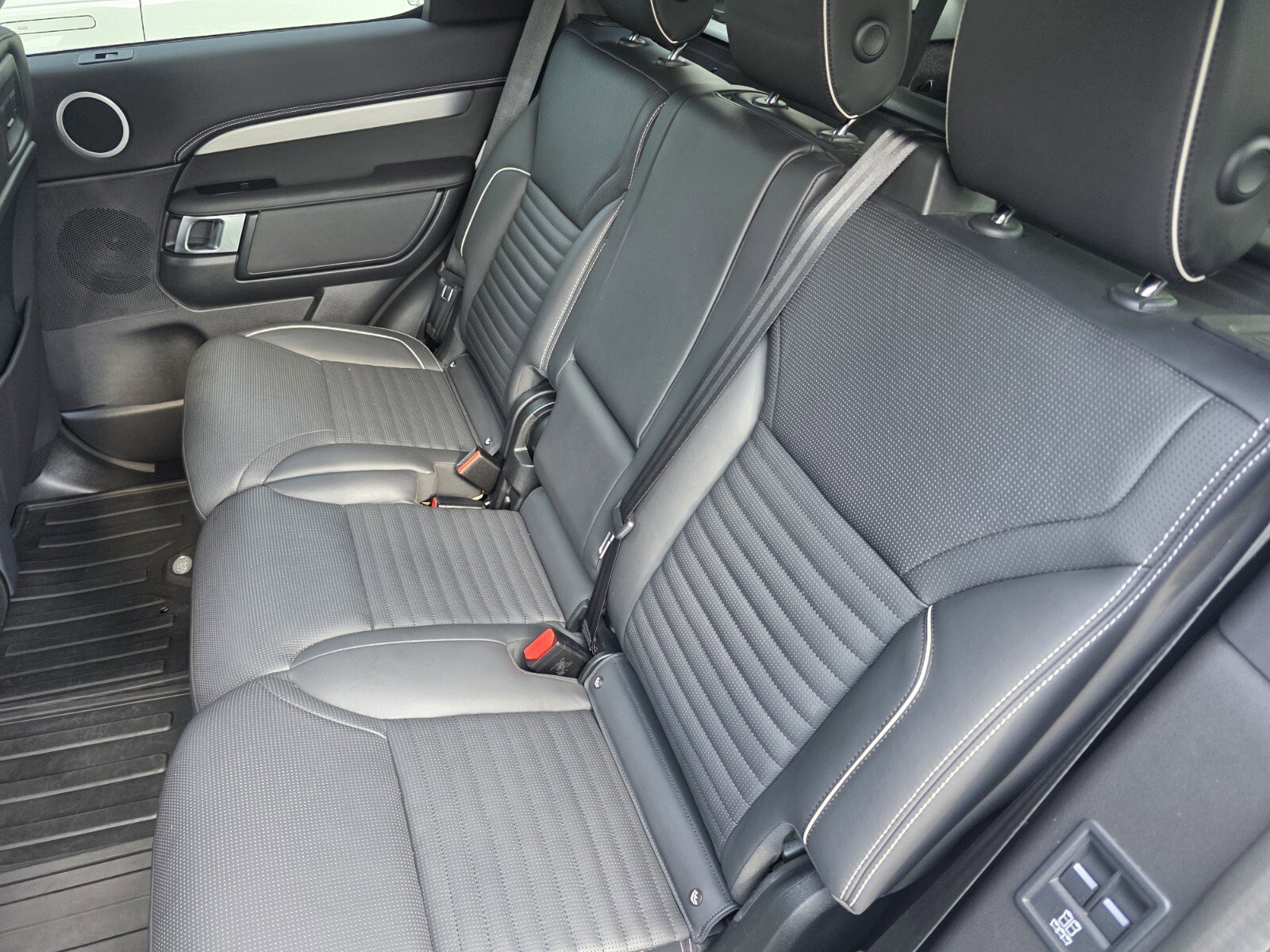 Used 2022 Land Rover Discovery HSE R-Dynamic AWD/4WD image 14