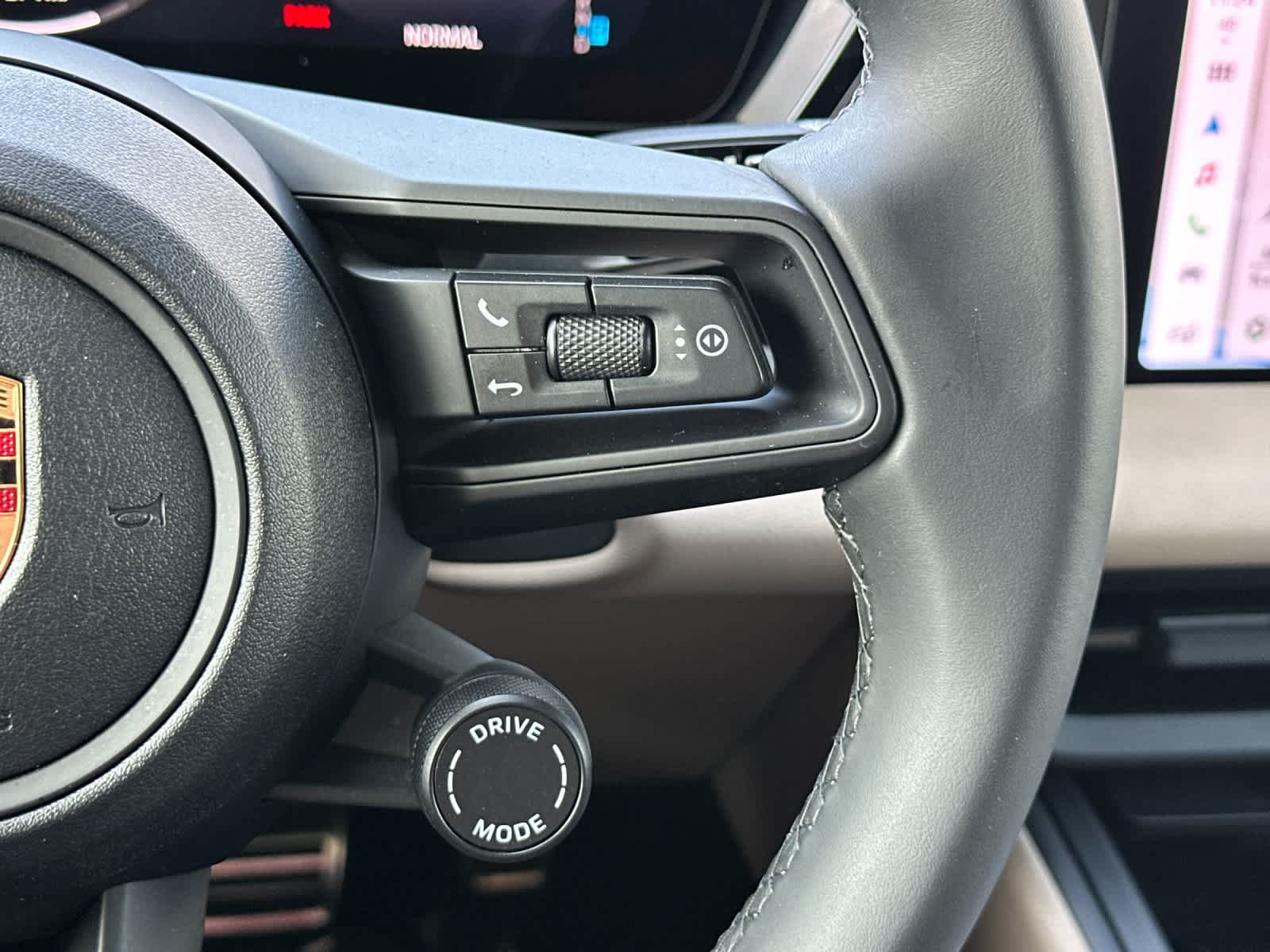 Certified 2025 Porsche Macan 4S Electric AWD/4WD image 29