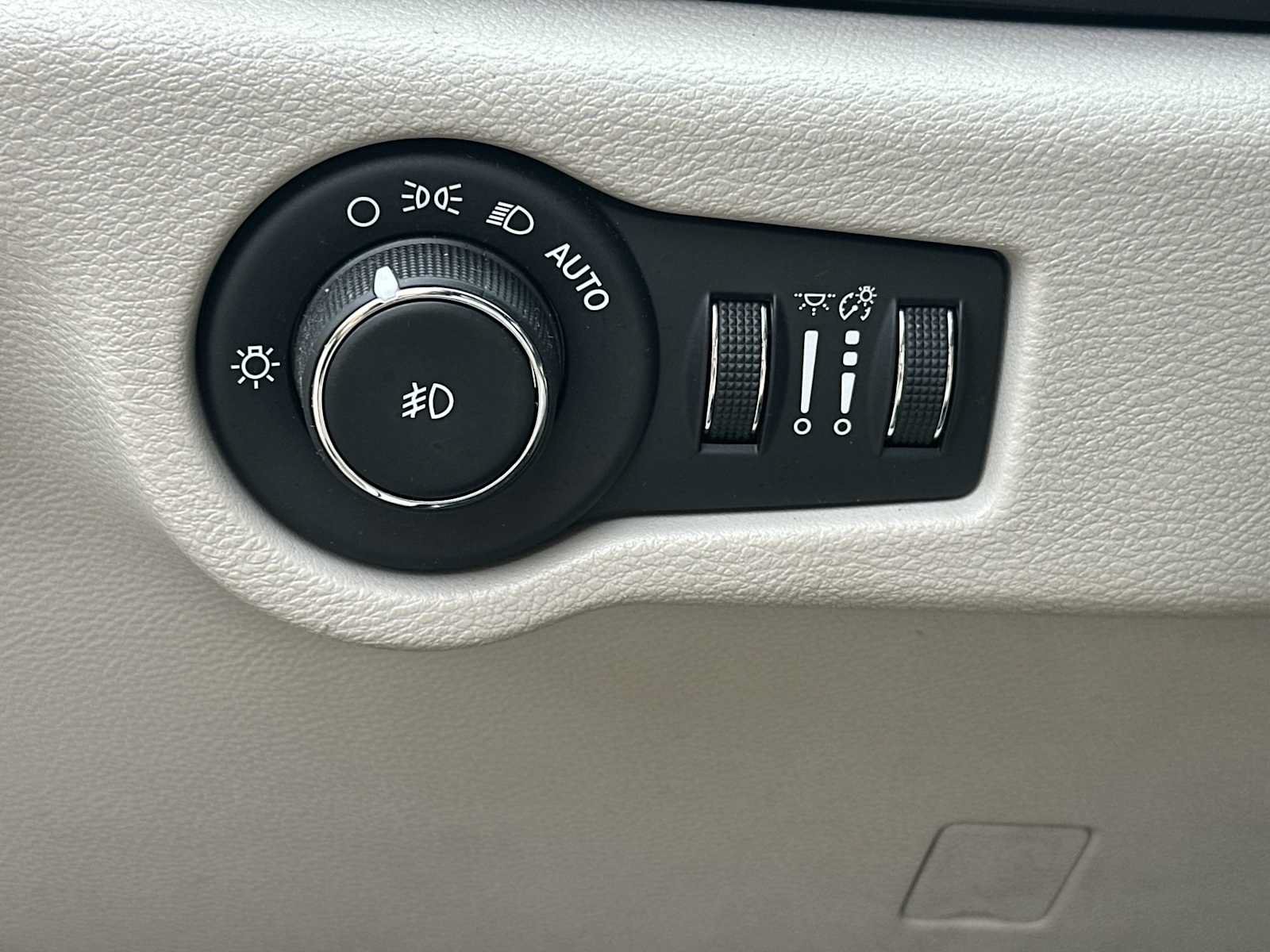Used 2017 Chrysler Pacifica Touring-L FWD image 18