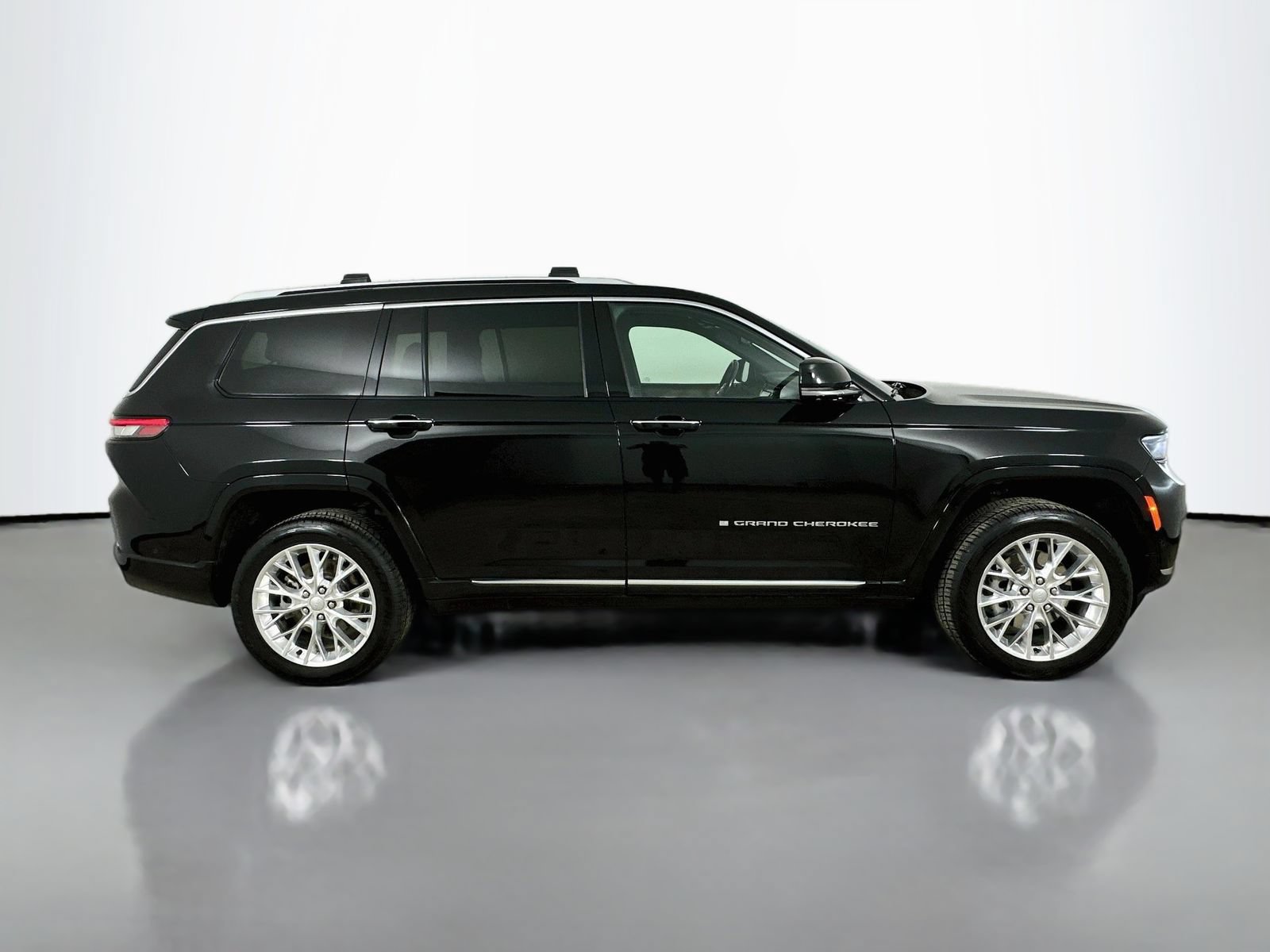 Used 2021 Jeep Grand Cherokee L Summit w/ Advanced Protech Group IV AWD/4WD image 4