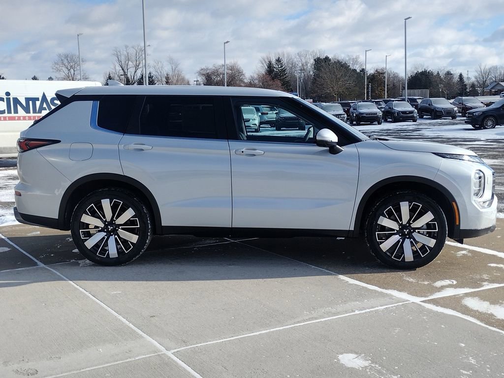 New 2026 Mitsubishi Outlander SE image 15