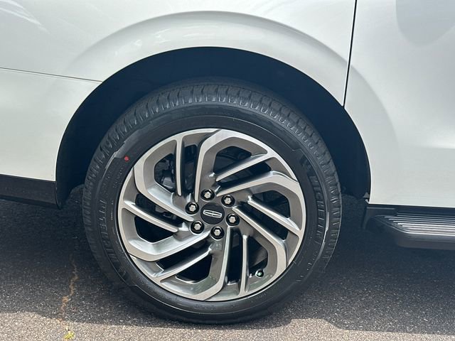New 2026 Lincoln Navigator L Premier AWD/4WD image 18