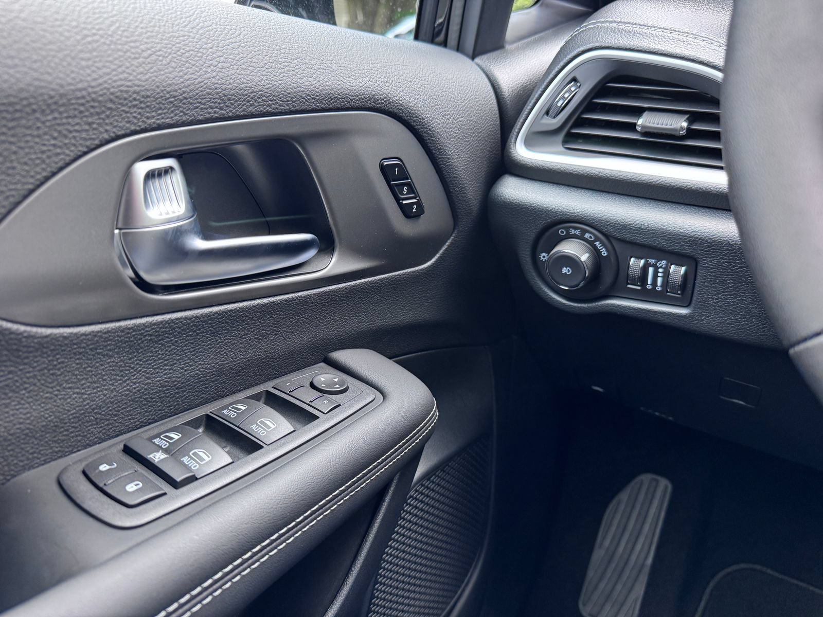 New 2025 Chrysler Pacifica Select w/ Uconnect Theater Family Group AWD/4WD image 15