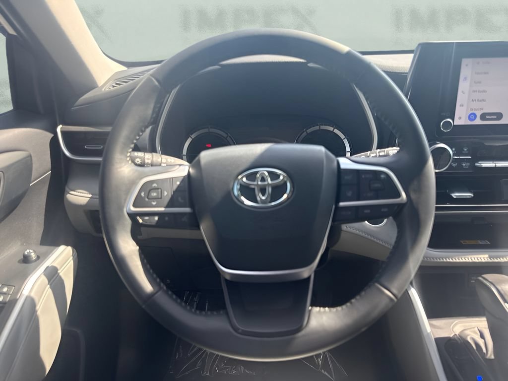 Used 2025 Toyota Highlander XLE AWD/4WD image 14
