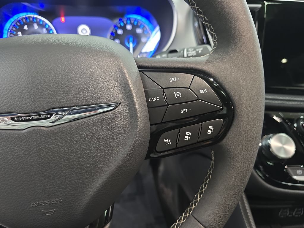 Certified 2025 Chrysler Pacifica Limited FWD image 20