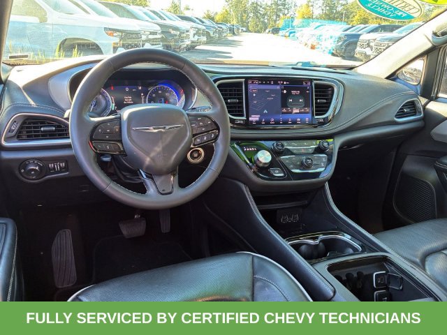 Used 2025 Chrysler Pacifica Limited FWD image 37