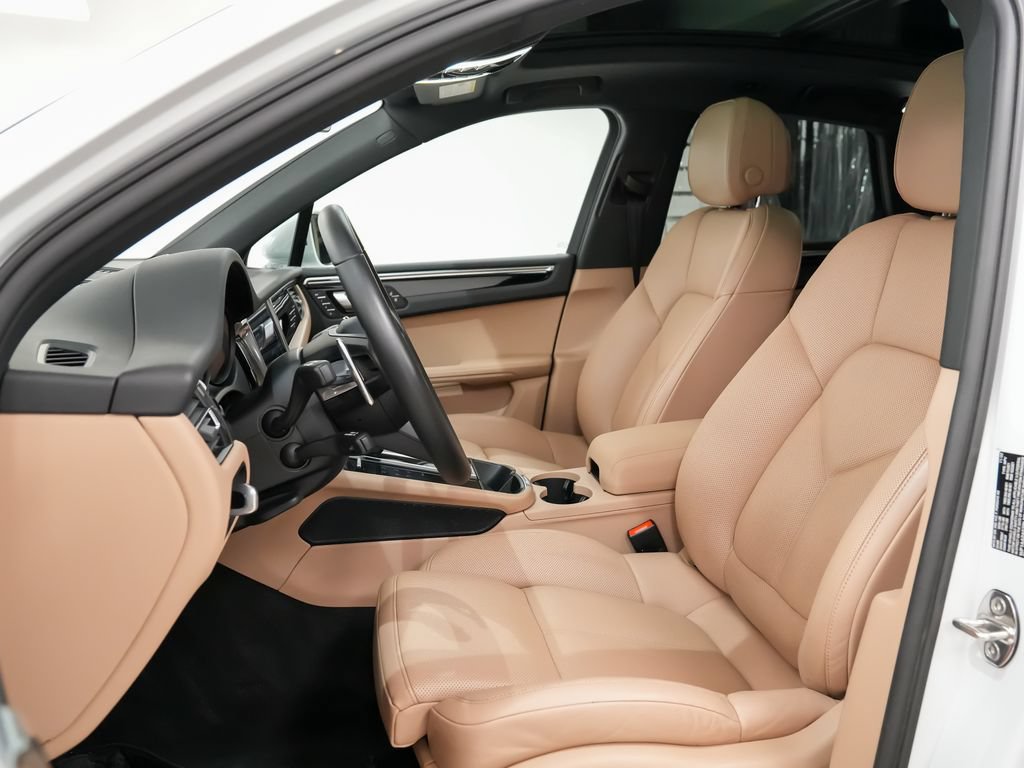 Certified 2023 Porsche Macan AWD/4WD image 5