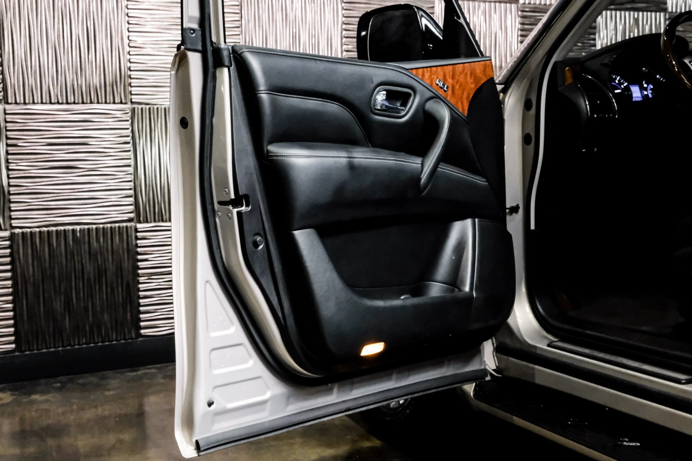 Used 2019 INFINITI QX80 Luxe RWD image 41