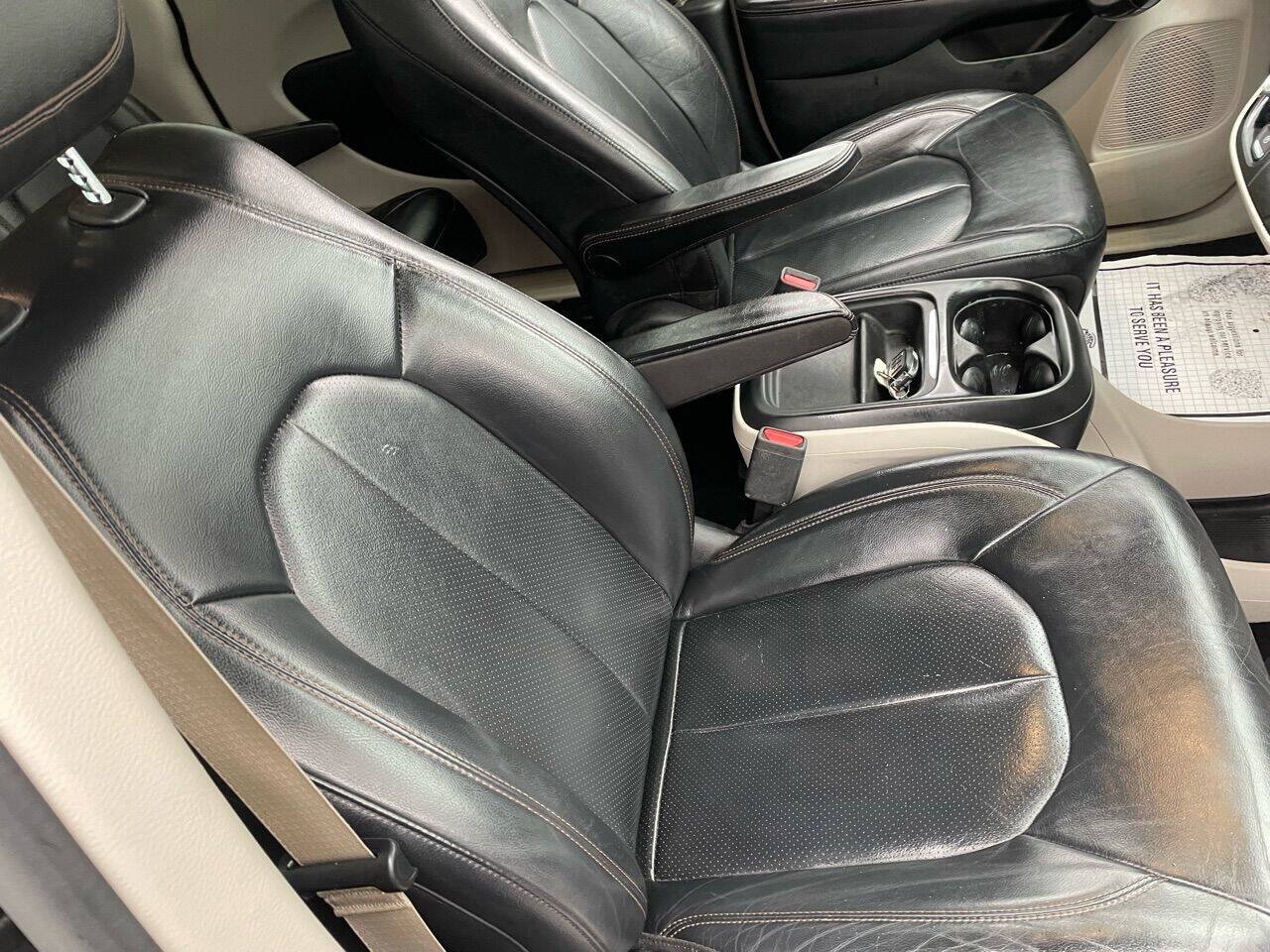 Used 2019 Chrysler Pacifica Touring-L FWD image 14