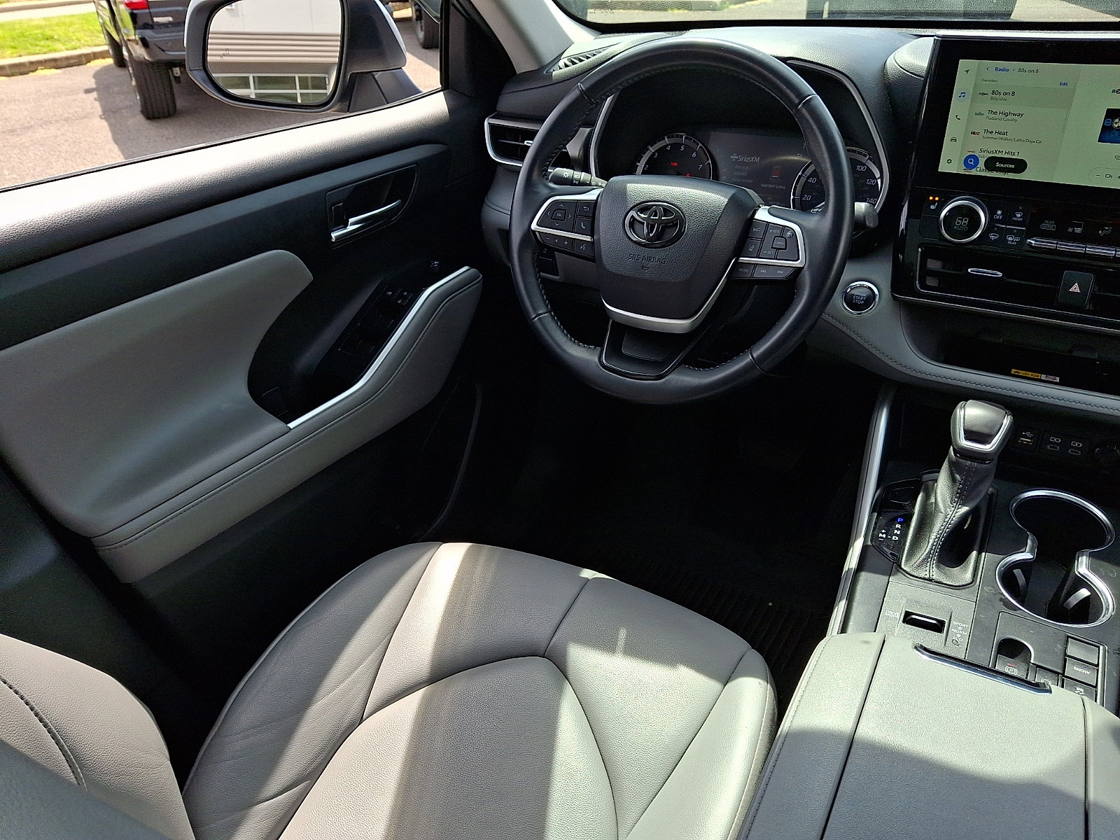 Used 2023 Toyota Highlander XLE FWD image 13