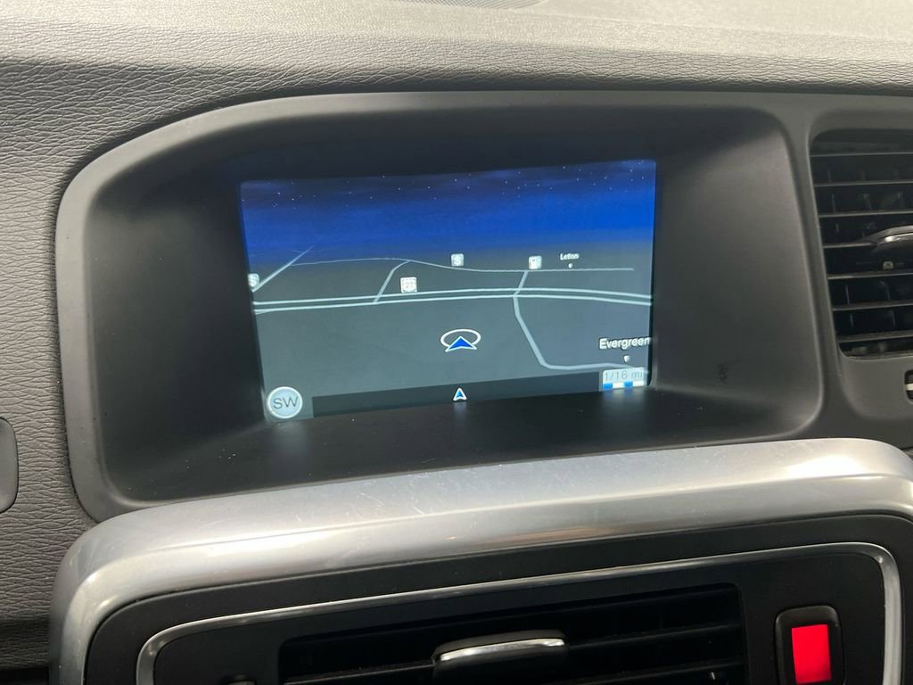 Used 2017 Volvo V60 T6 R-Design Platinum image 14